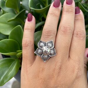 Elegant Silver Floral Ring